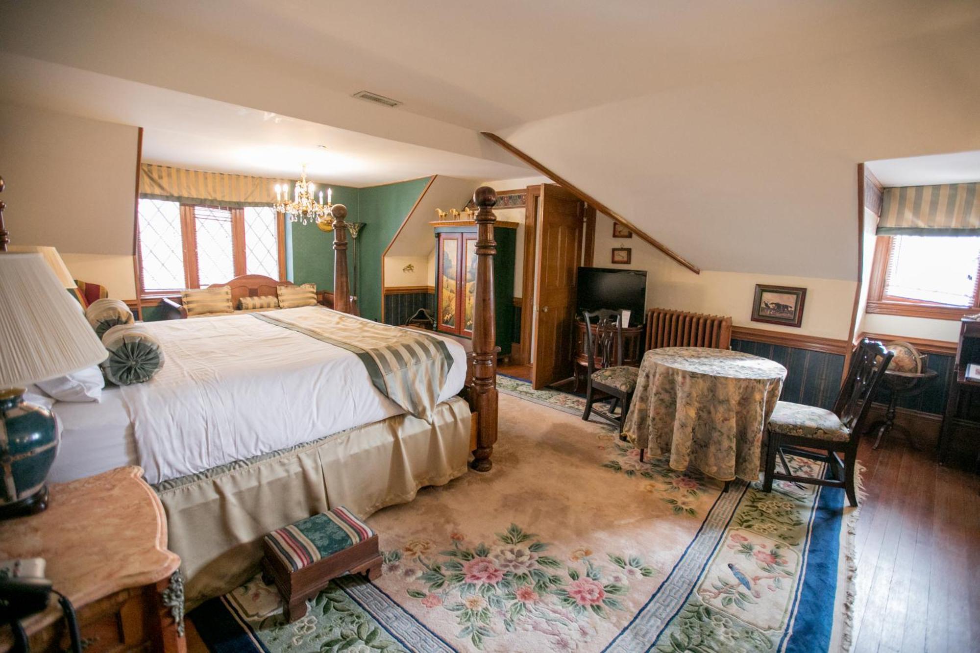 Gramercy Mansion Bed & Breakfast Stevenson Room photo