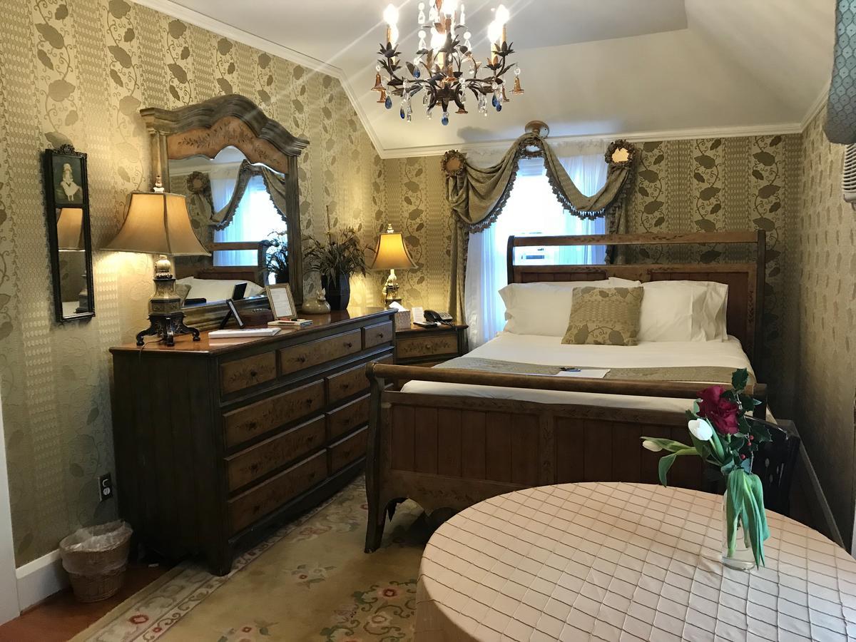 Gramercy Mansion Bed & Breakfast Stevenson Room photo